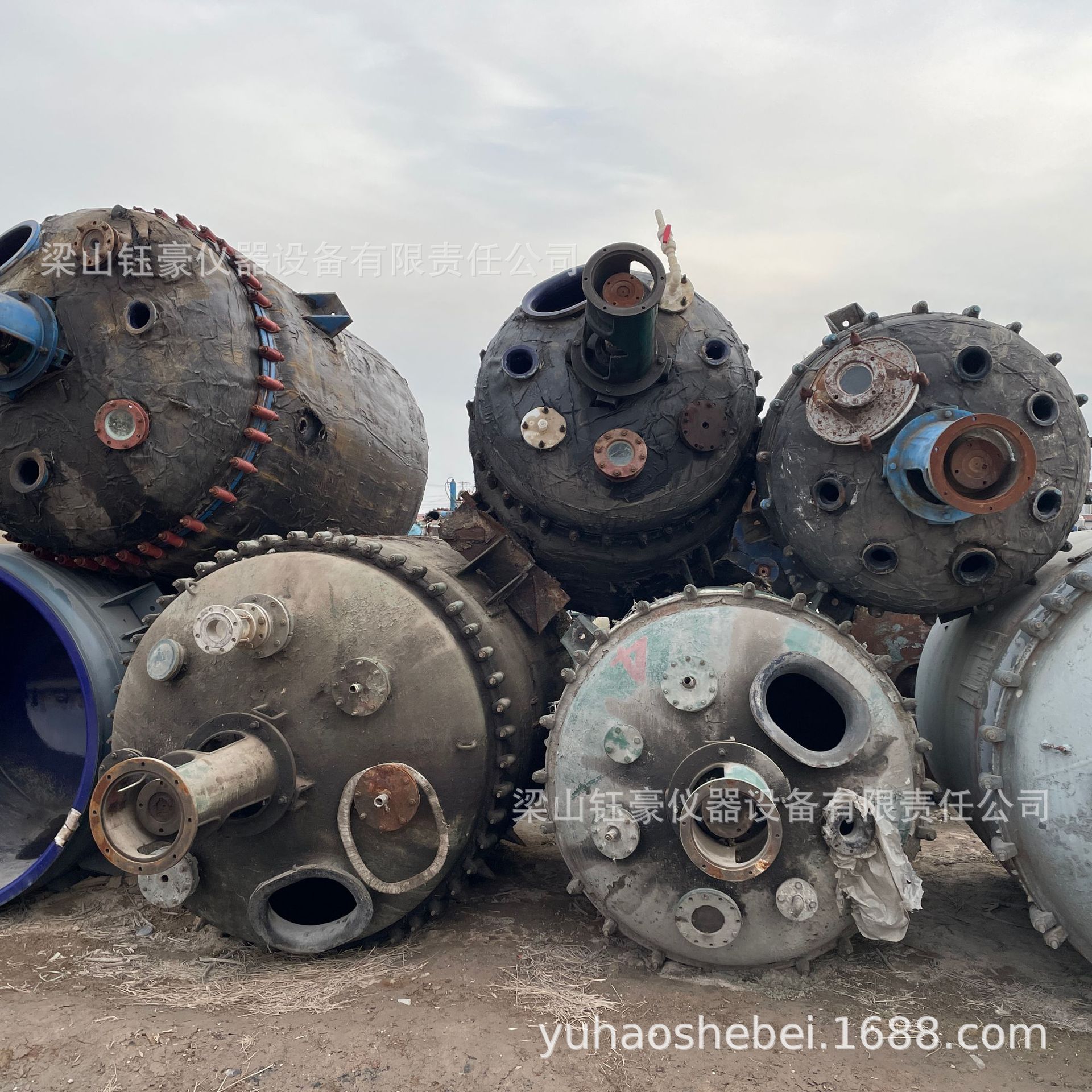 多台二手搪瓷反应釜 外表均包覆保温材料 机械密封