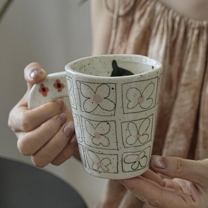 Nicho de dibujos animados taza de marca personalidad creativa mango taza de cerámica taza de agua de café de mano mano de la niña para el hogar