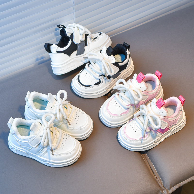 Hombres y niñas zapatos de skate para niños 2025 nuevos zapatos blancos de cuero coreanos con suela suave versátiles zapatos deportivos para niños al por mayor