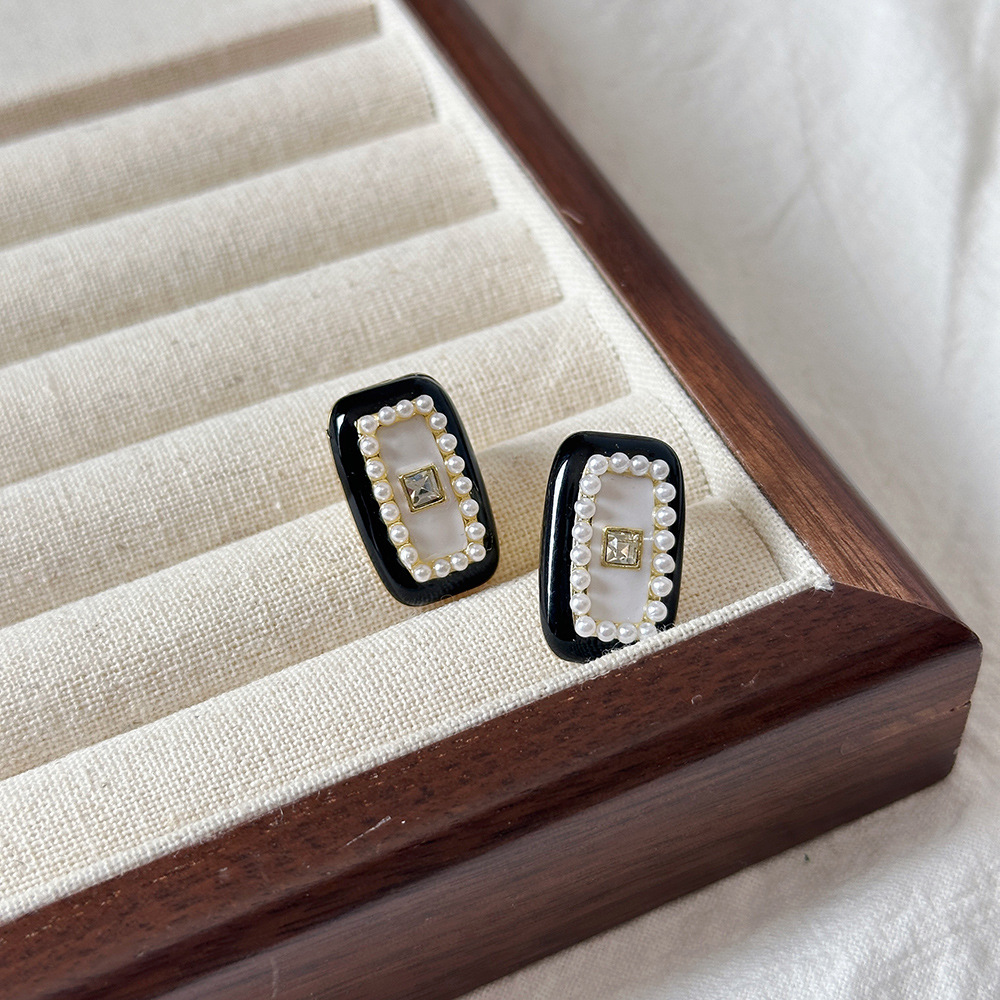 Versión coreana del clip para la oreja sin orejas de la celebridad de Internet clip para la oreja triangular con incrustaciones de diamantes de alta calidad Pendientes de Yiwu de temperamento simple femenino al por mayor