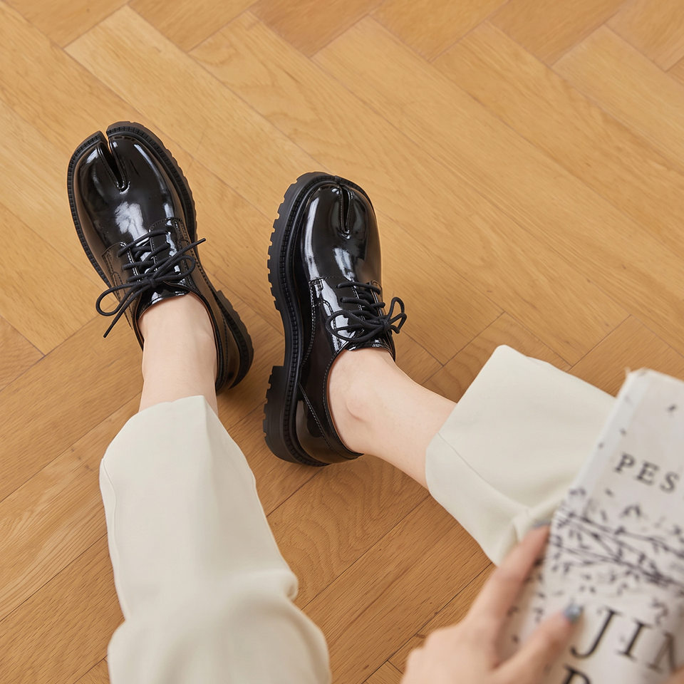 Giày Derby nữ mũi tròn chia ngón, quai ngang, đế dày tăng chiều cao gót 3–6 cm — đen