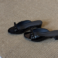 フレンチパテントレザーブラックリボンサンダルレディースオールマッチシンプルローヒールカジュアルオープントゥスリッパ