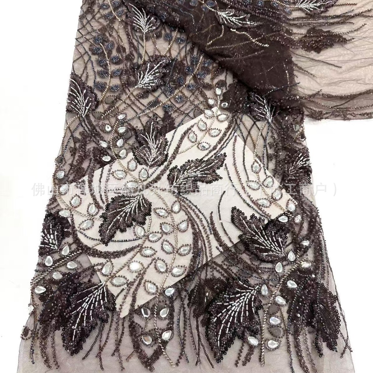 Hecho a mano DIY contraposición tubo de perlas bordado tela de cena de moda europea y americana V-collar tela de vestido de cola de pez