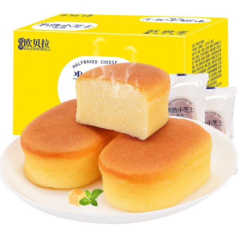半熟のチーズケーキのスナックの怠け者のパンの箱全体は飢えの夜の朝食のインスタント食品を満たします。