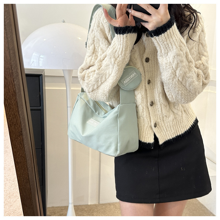 Damen Tasche  Neu Herbst Und Winter Trendy Koreanisch Stil Große Kapazität Cross Body Tasche Lässig All-Matching Mode Leichte Oxford Tasche display picture 8