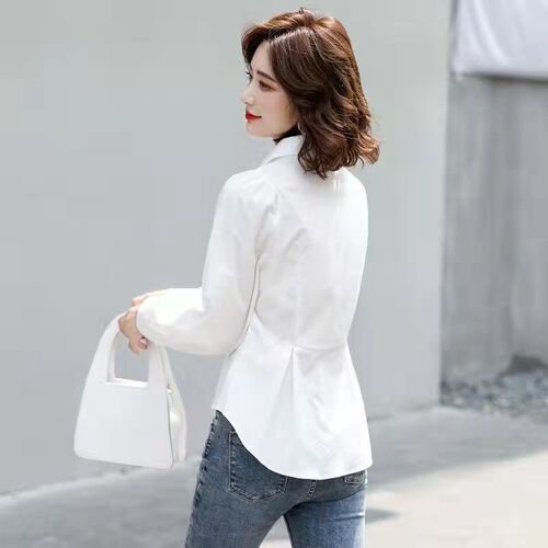 A white long-sleeved single-breasted button-up shirt with a stand-up collar, embodying a Japanese style that is suitable for commuting and provides a slimming, tailored fit.