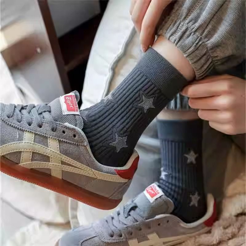 Korean version of socks autumn and winter new European goods five-pointed star tube socks ins personality fashion outro women's socks wholesale