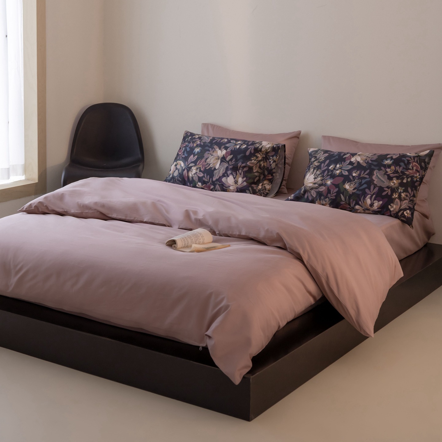 Conjunto de quatro peças minimalista nórdico retrô em cetim 100% algodão de alta qualidade, composto por lençol, capa de edredom e lençol de baixo._voghion.com