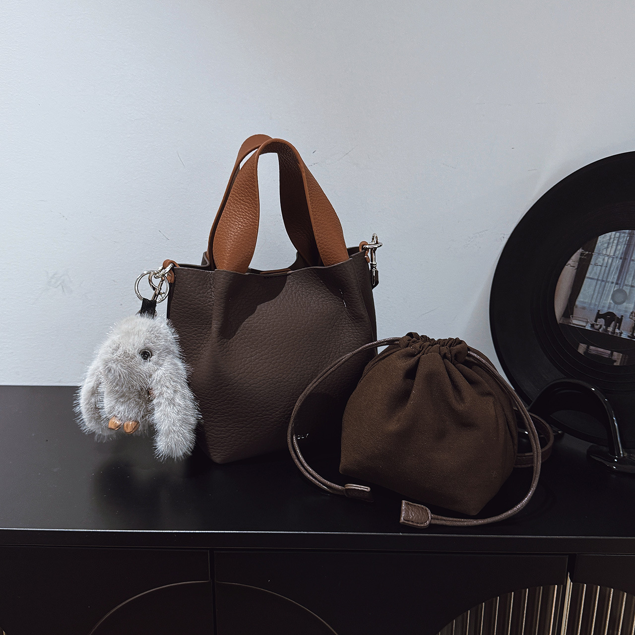 High-end nicho litchi pequeño bolso de cubo para mujeres 2025 nueva moda de hombro mochila bolso de mano