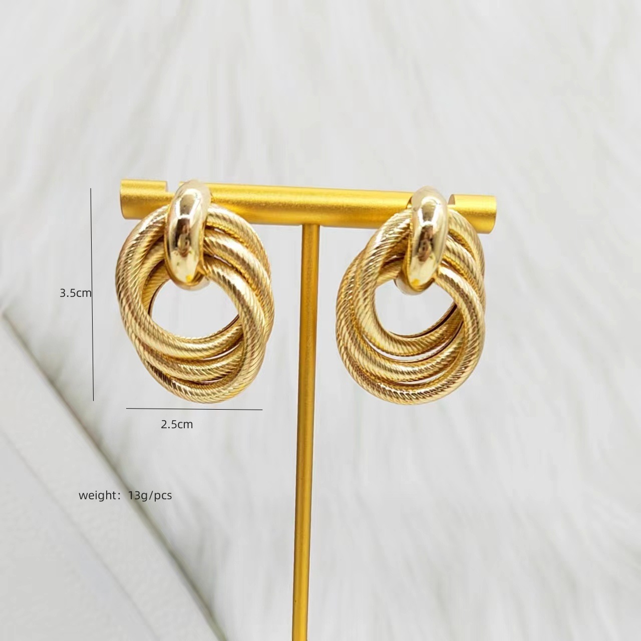 Pendientes retro de metal europeo y americano estilo frío diseño hueco redondo de lujo ligero creativo Pendientes de temperamento coreano