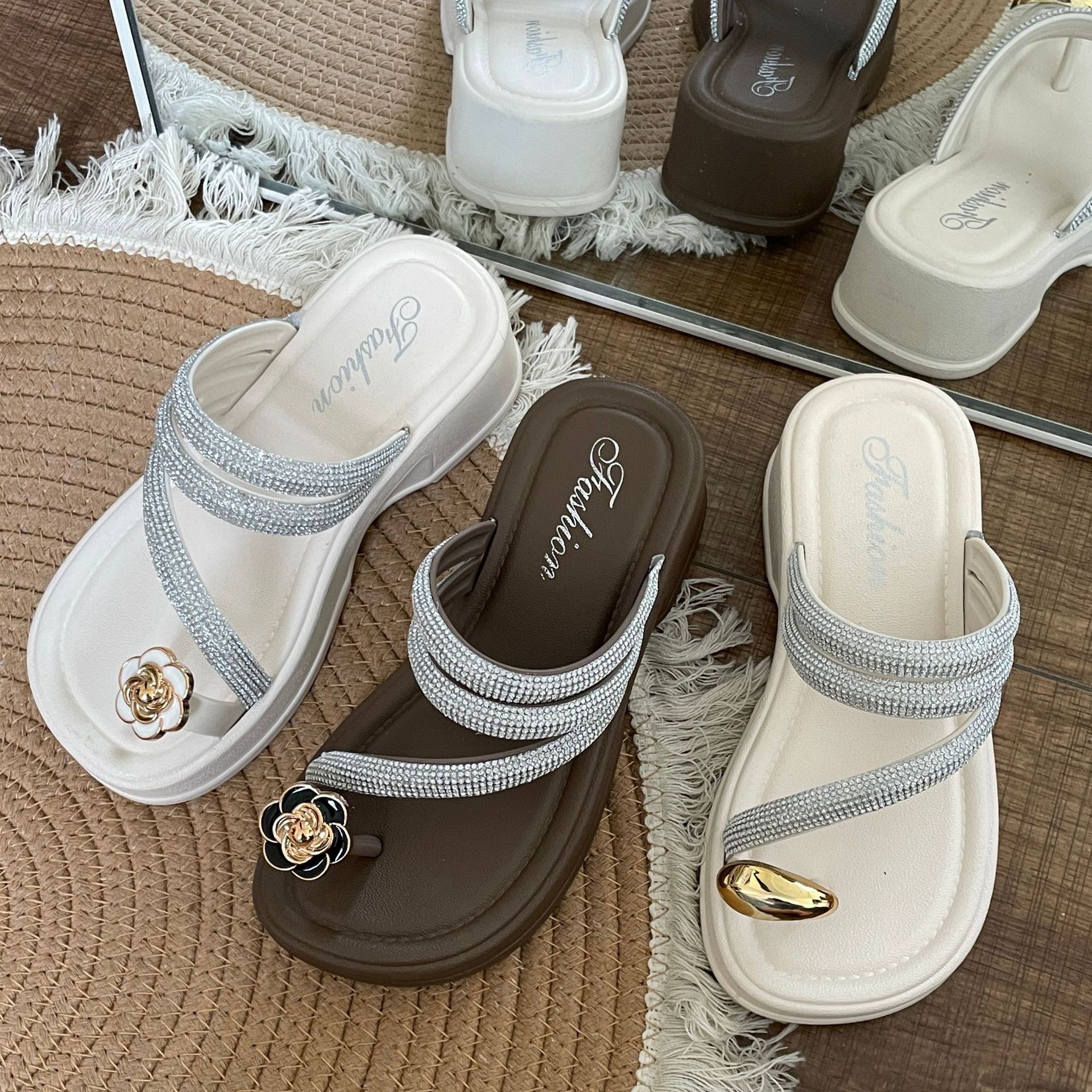 蝴蝶花人字拖鞋女夏外穿学生闪钻耐磨防滑厚底夹脚外穿坡跟沙滩鞋