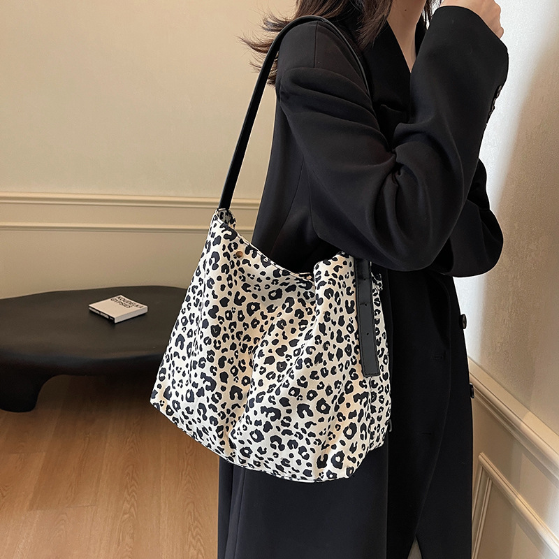 Leopardo bolsos personales casuales de moda femenina versátil mochila de hombro 2024 nueva gran capacidad bolsos de mano simples