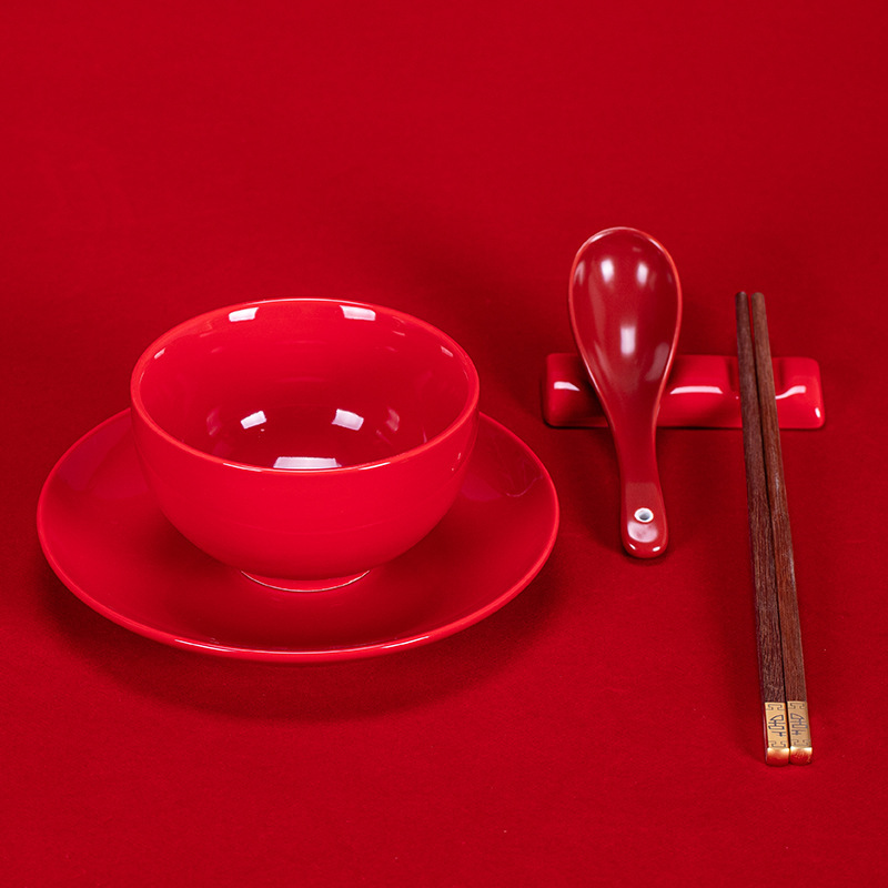 お祝いの赤い陶磁器の食器と皿のスープの碗のステーキの皿の口の杯のシチューの杯|undefined