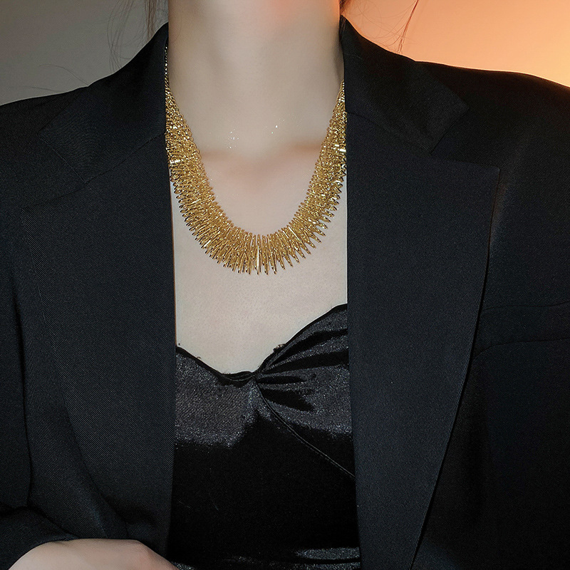 Metall-Design-Sense-Halsband, kleine Menschenmenge übertreibt mittelalterliche Schlüsselbeinkette, Netzrot, modisch, leichter Luxus-Stil_voghion.com