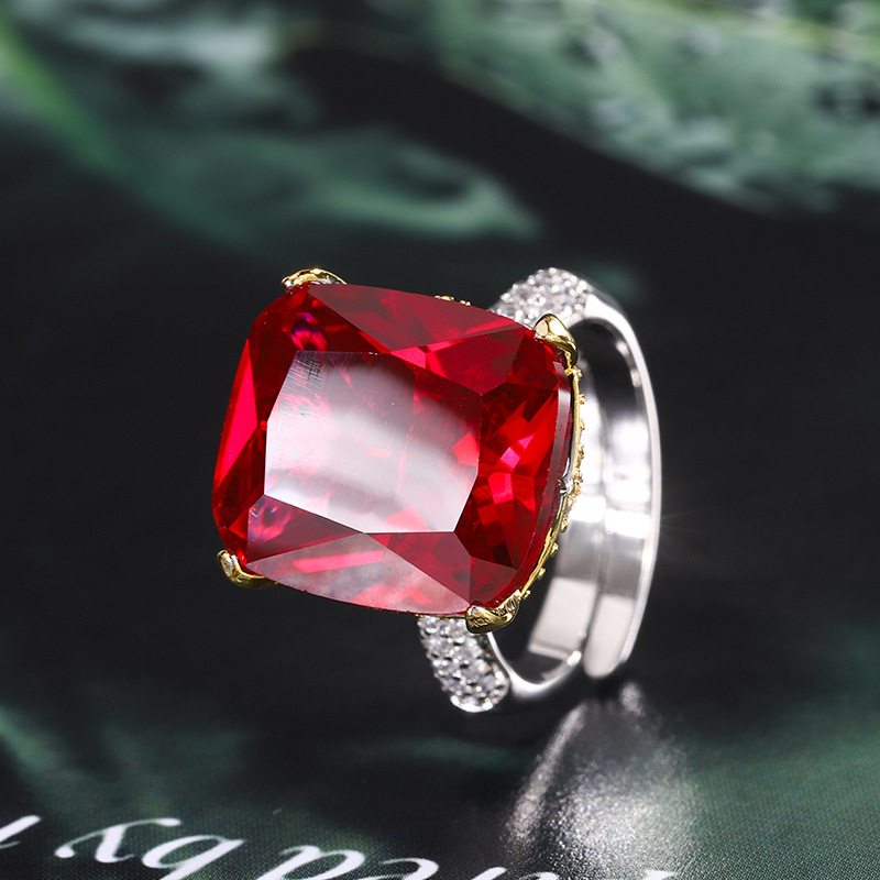 2024 Zhuang Shengsheng Joyas Fondo de cobre chapado en oro Moda europea y americana Simulación Corindón Fat Fang Ring Mujer 14*16