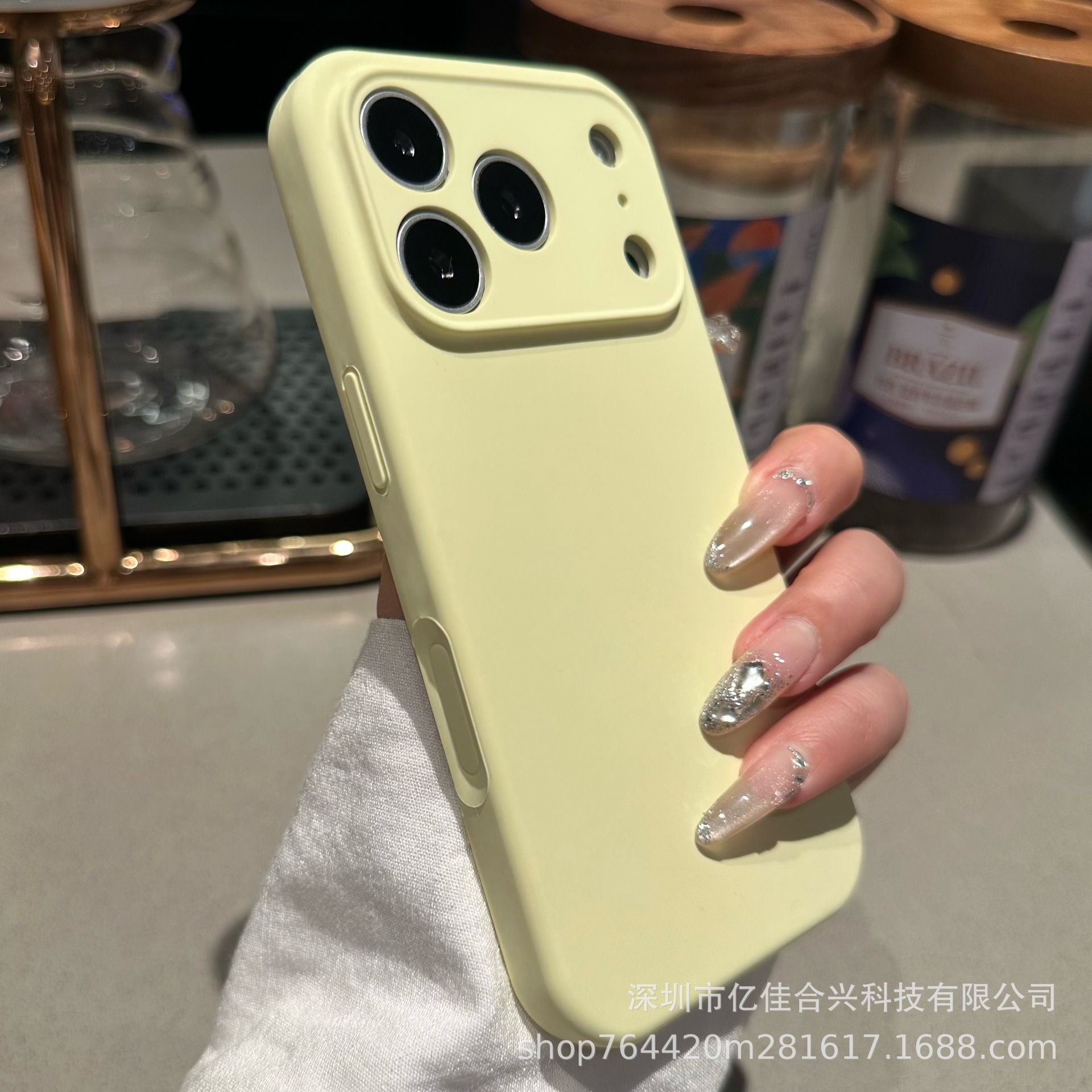 Aplicable a Apple 17PROMAX agujero de silicona líquida caso de teléfono móvil 15iPhone16 color sólido anti-caída botón integrado