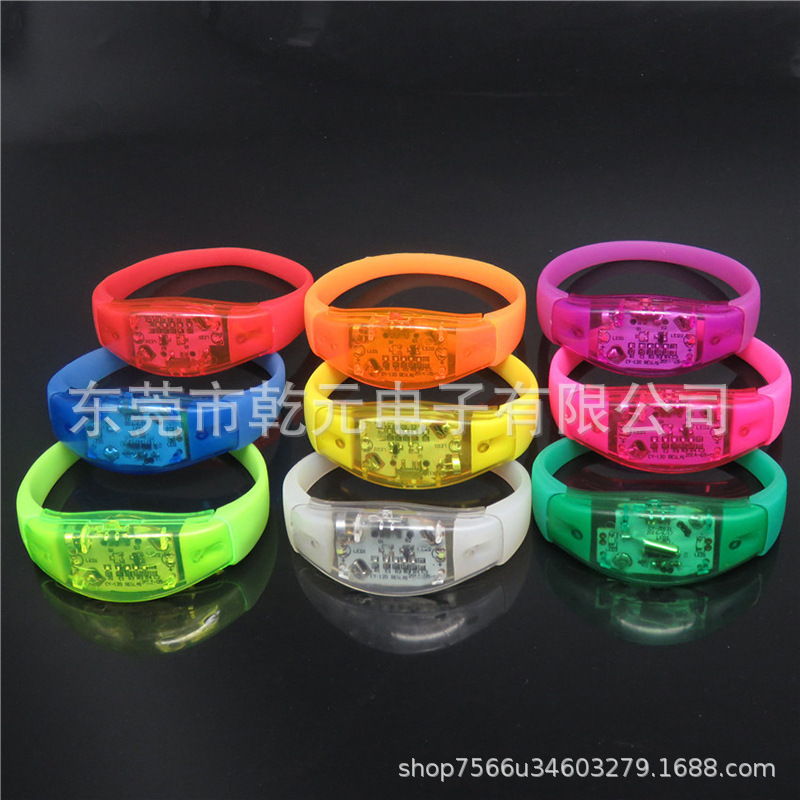 Fuente de fábrica de animación de sonido control de luz brazalete de concierto de música festival de sonido control de LED pulsera flash puede imprimir log