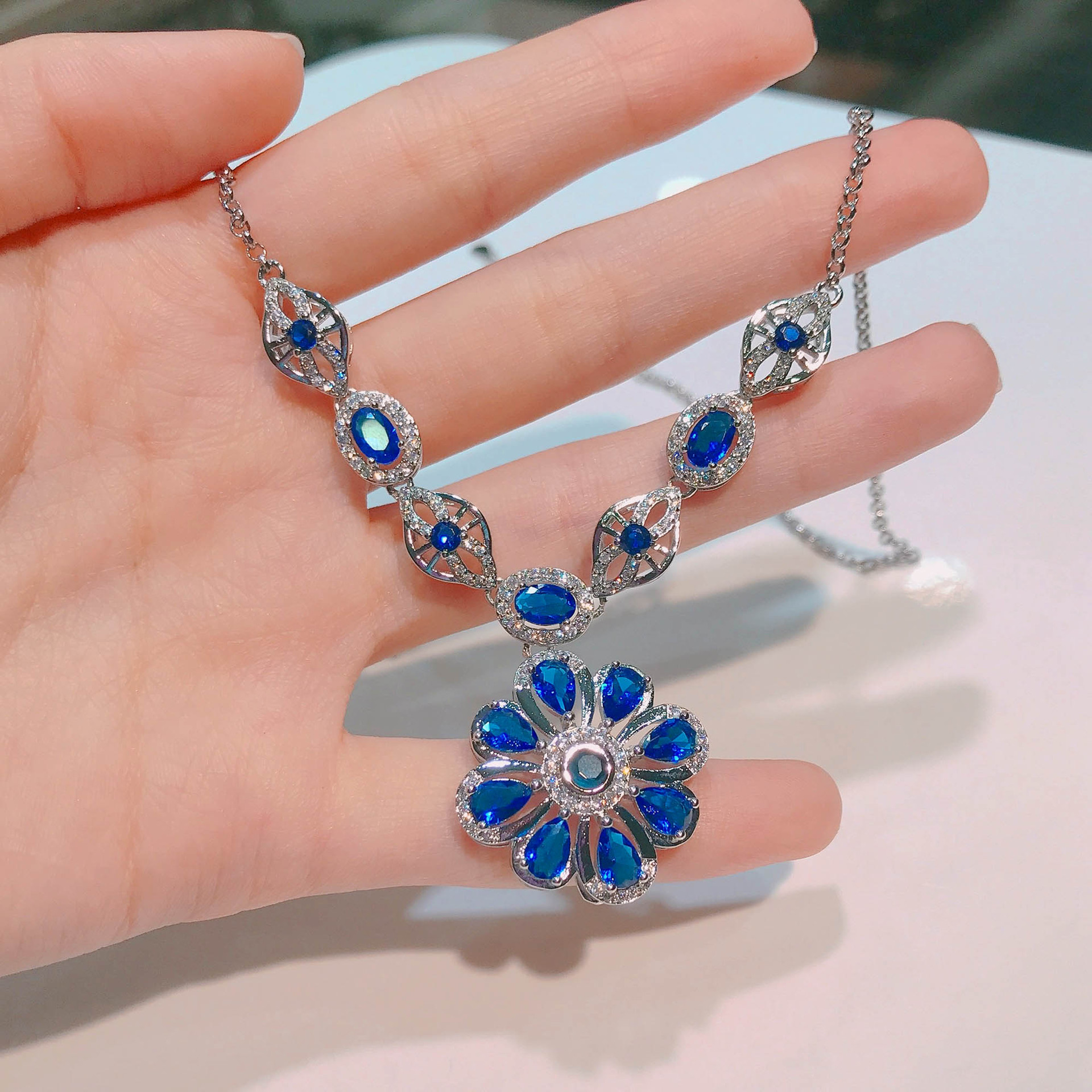 Luxury Imitation Sapphire Sunflower Necklace Fashion Luxury High-end Jewelry display picture 4