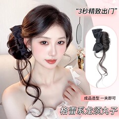 丸子のかつらの女性は蝶結びの竜のひげの側のつぼみの髪の輪の後頭部をつかんで髪を伸ばして髪を伸ばします。