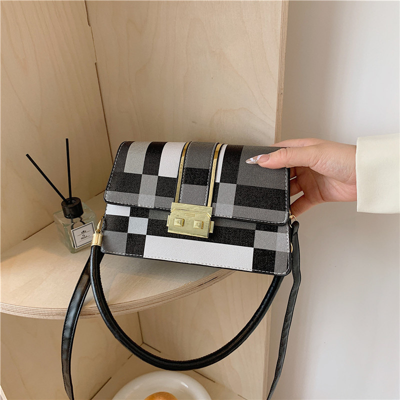 2024 verano nuevo bolso de moda de moda de mujer nariz de cerdo bolso de bloqueo de un hombro bolso inferior inclinado bolso de color de personalidad bolso pequeño