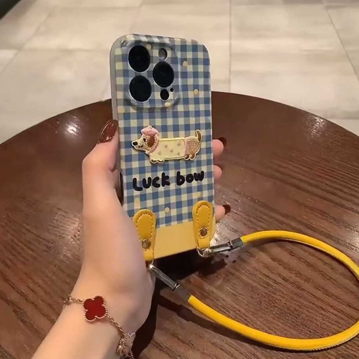简约蓝格纹刺绣小狗挂绳适用iPhone16苹果17ProMax手机壳15新款14
