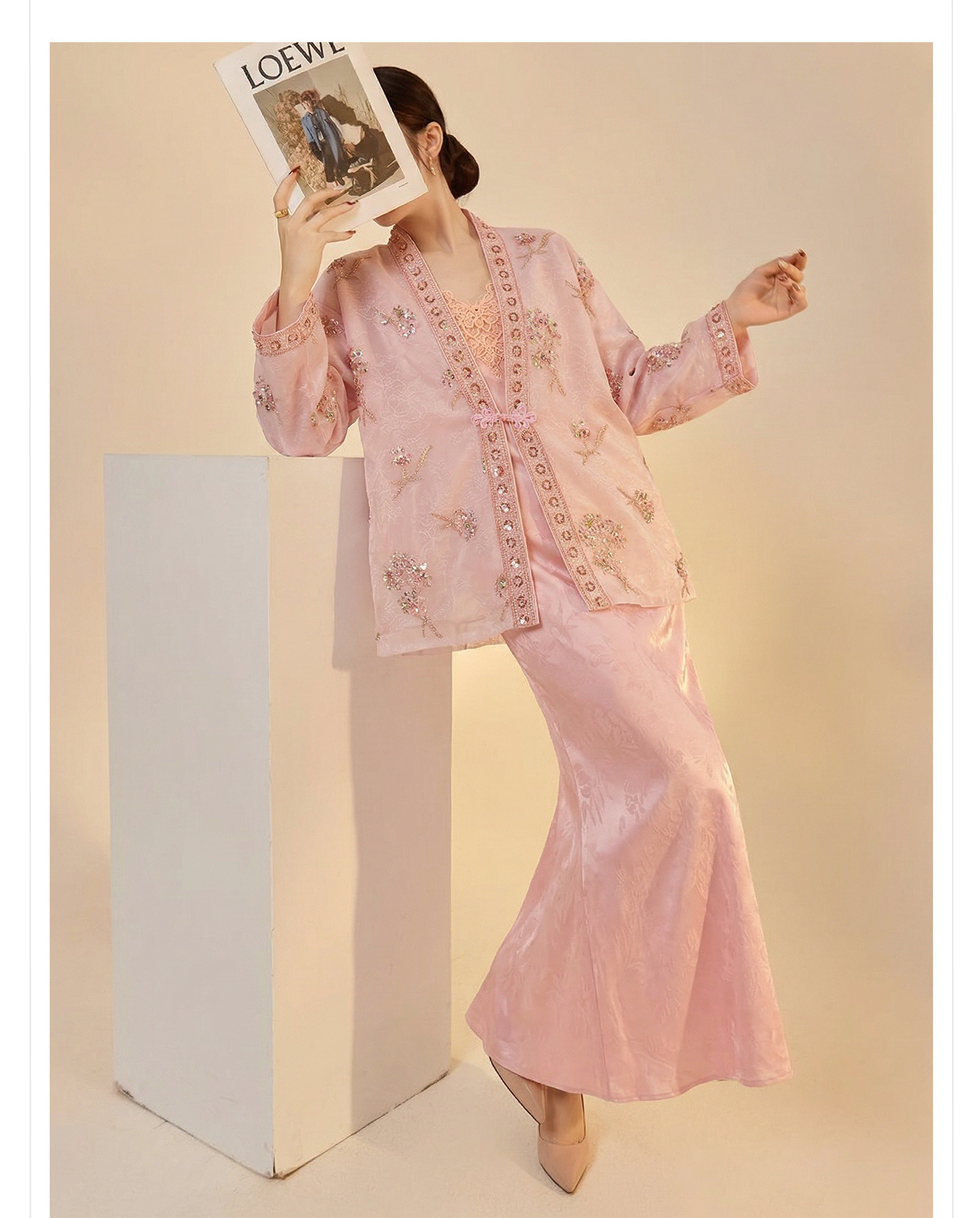 Bộ áo khoác thêu jacquard kết hợp đầm dây lụa phong cách Tân Trung thức — bộ đồ, đầm dây, Áo khoác màu hồng chi tiết 12