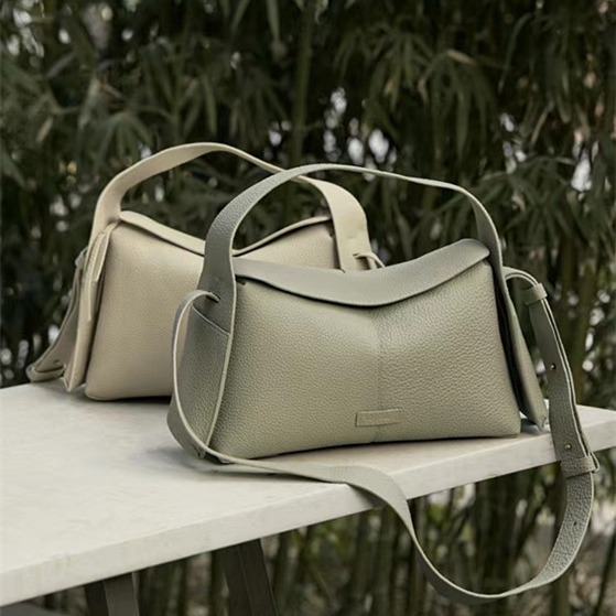 Mountain Down koos männist rippuvate kõrvadega seeria räästakujulised väikesed mitmekülgsed pendelrännakud kaldus risti õlaga käeshoitavad naistele_voghion.com