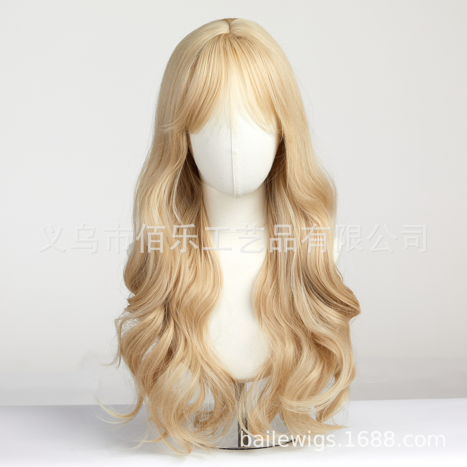 Perucas de cabello de oro transfronterizas Qi Liuhai cabello rizado largo de fibra química de cabello de mujer Xuchang cabello de cabello transfronterizos al por mayor