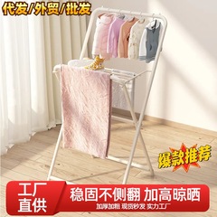 ハンガーが床に落ちた家庭用寮は寝室のフードラックを折っている簡易服の棚が窓のベランダのハンガーを漂っている