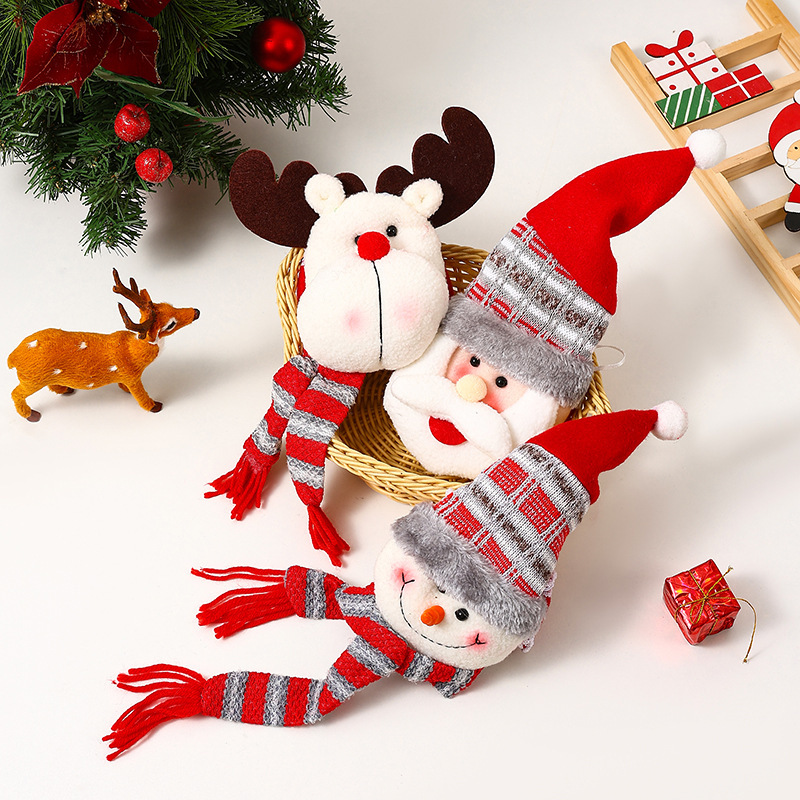新しいクリスマス装飾サンタクロースの皮筋カーテンは祝日のショーウインドーのシーンにアニメの人形を配置してボタンを抱く|undefined