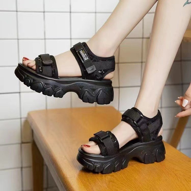 Sandalias de papá de altura de suela gruesa para mujer 2025 verano nuevo estilo coreano de tacón grueso todo-fósforo bizcocho de suela blanda zapatos deportivos de playa