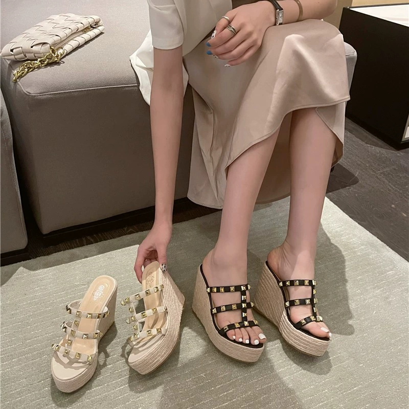 2022 летние новые женские туфли на танкетке с заклепками в Корейском стиле, сандалии на высоком каблуке и платформе с открытым носком