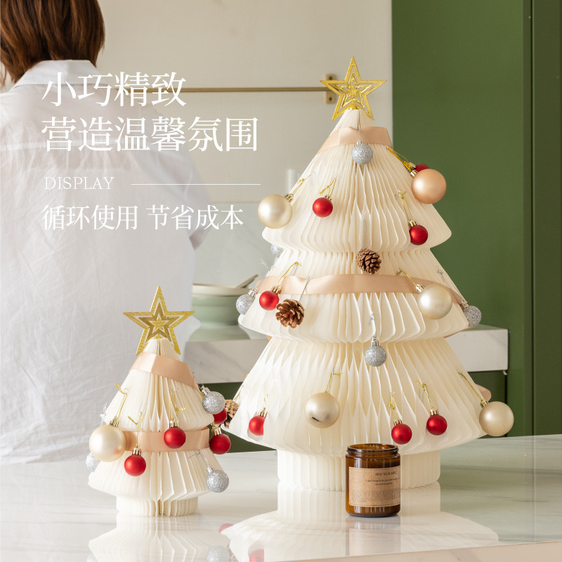 クリスマスツリーの家庭用セットの小型置物デパートのショーウインドーは新年の創意木を飾ります。|undefined