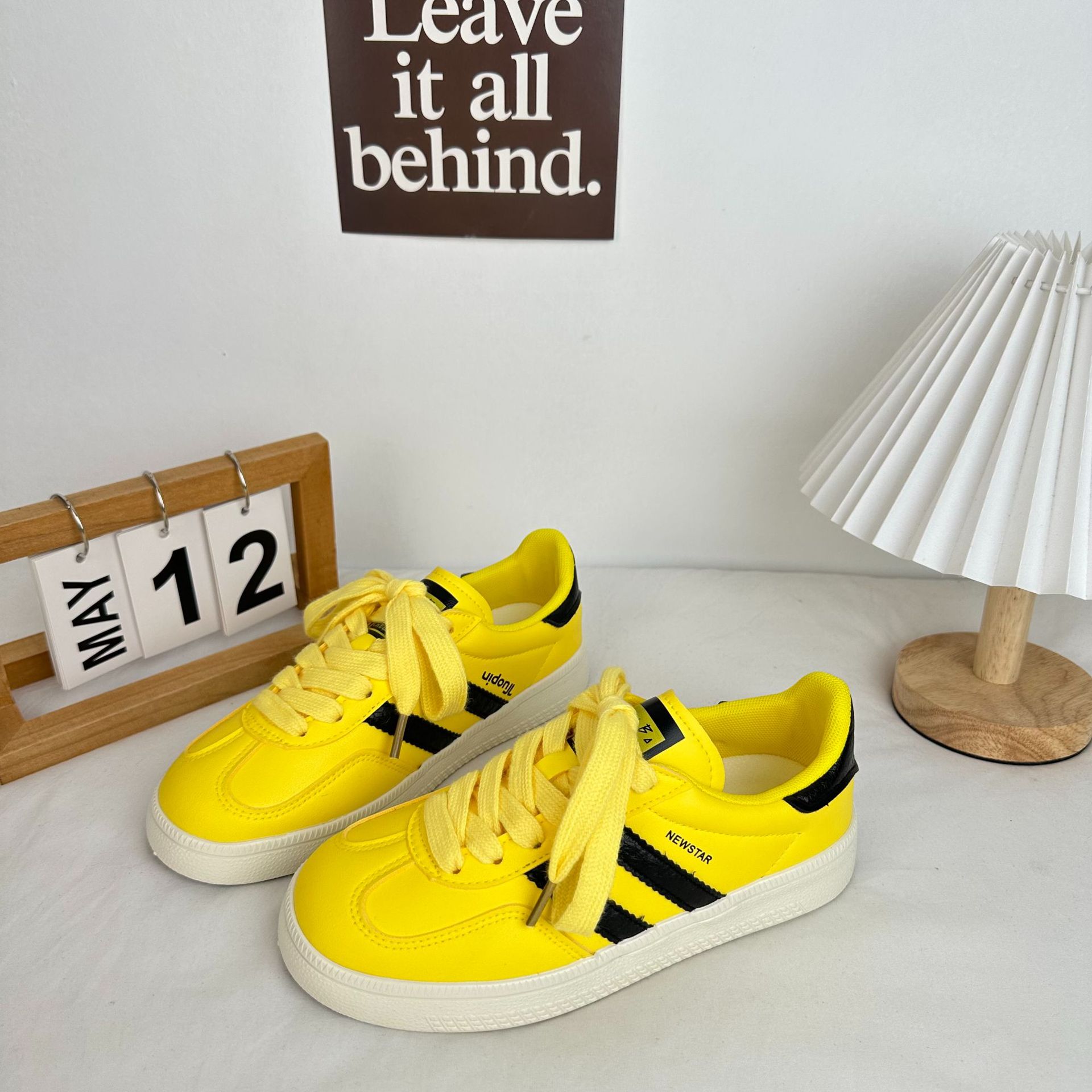 Yuanbo 2024 primavera y verano zapatos de entrenamiento alemán amarillos de moda para mujeres de nicho universal zapatos de skate británico de color 5097