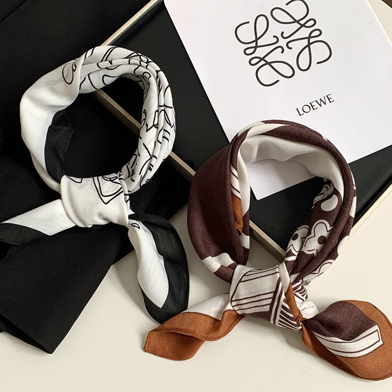 Bufandas de seda cuadrada alta sensación 2025 nuevo estilo idílico estilo coreano de estilo de viaje de seda pequeña bufandas de seda cuadrada bufandas al por mayor