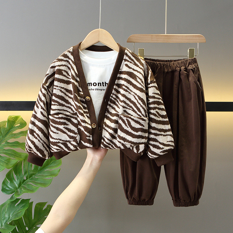 6134 traje de otoño para niños 2025 nuevo estilo bebé estilo occidental cárdigan suéter traje de tres piezas primavera y otoño para niños versión coreana