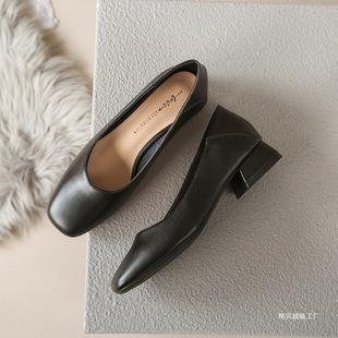 ���ՆT��ԇŮЬ�����ל\�ں�ɫͨ���ϰ�������b�IЬ�����_�߸�