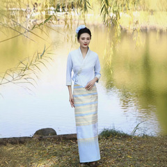 雲南タイ族の伝統的な筒のスカートのスーツの芒市の徳宏の西の双版納の水をかけます日の服装のタイ族の女性の上着