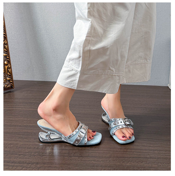 Dép sandal nữ quai ngang mũi vuông hở ngón, khóa kim loại đính đinh tán, gót dị hình tăng chiều cao 6 cm — Màu xanh dương, màu đen chi tiết 20