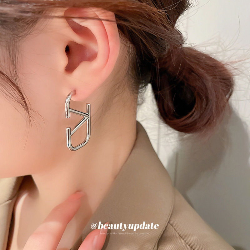 Aguja de plata carta pendientes geométricos de metal estilo frío ins pendientes de diseño personalizado pendientes de moda elegantes del todo-fósforo pendientes