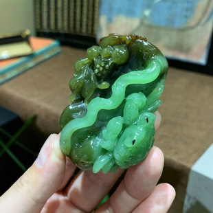 Jin Yutang and Tian Yu Apple Green Jasper from all directions to wealth handle a piece of green to drop color fresh and tender oily burst good