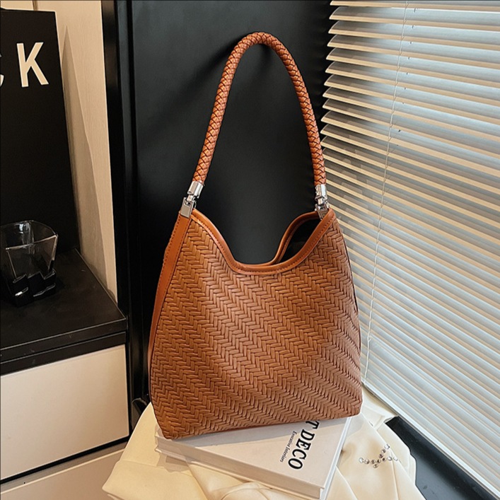 Transfronterizos retro bolsas de cubo de gran capacidad 2025, otoño y invierno nuevo sentido de alta calidad tejido bolsas de brazo de mujer de viaje al hombro