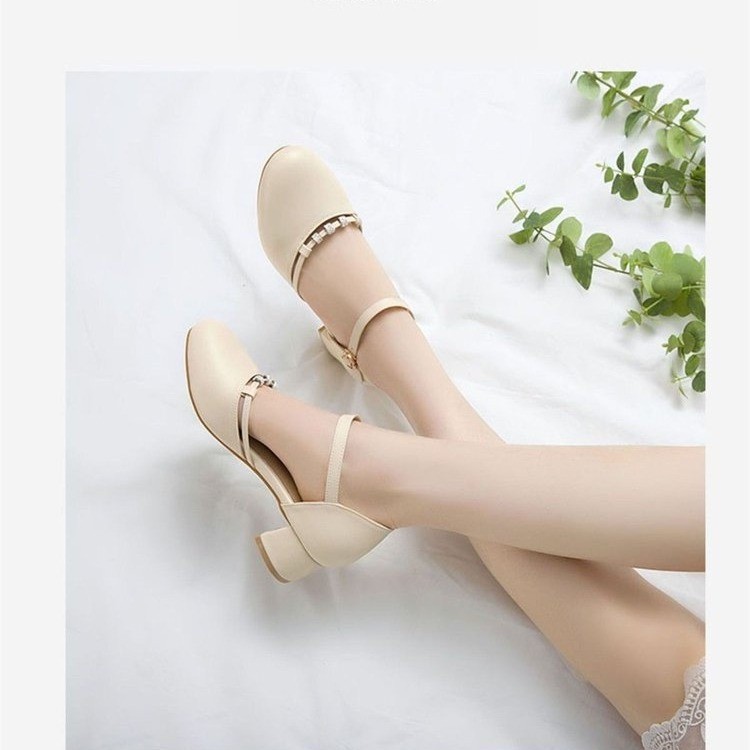Pequeñas sandalias frescas de cabeza de paquete de primavera y verano 2026 nuevo estilo de hebilla, tacones redondos, cómodos zapatos de tacones altos, dulces zapatos de mujer