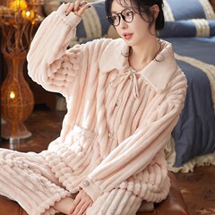 パジャマの女性の小香風とベルベットが厚くて暖かい外に高級なins風カーディガンのパジャマセットを着ている