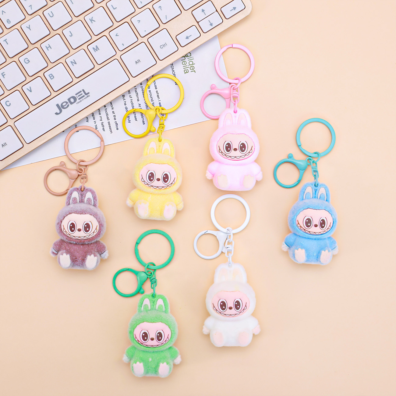 Lindo flocado animal pequeño llavero tirando muñeca de dibujos animados decoración de escritorio bolsa de tela trasera colgante regalo de oficina creativa