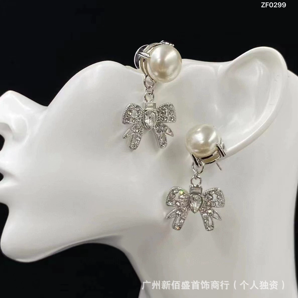 Серьги (Miumiu) с жемчужиной и буквенными подвесками, инкрустация стразами