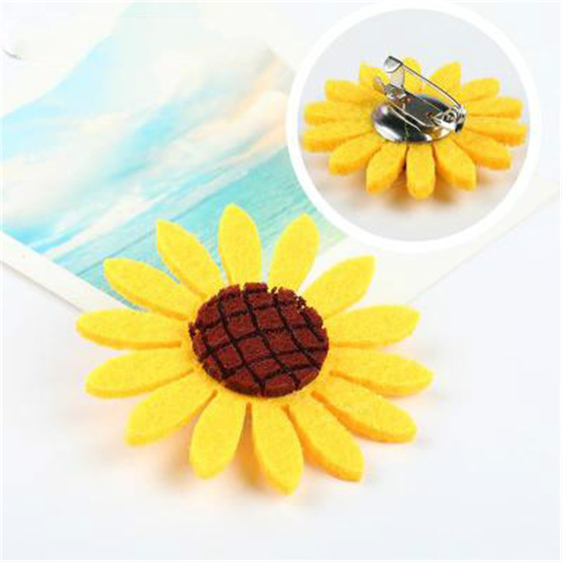 Universal brooch solar-powered