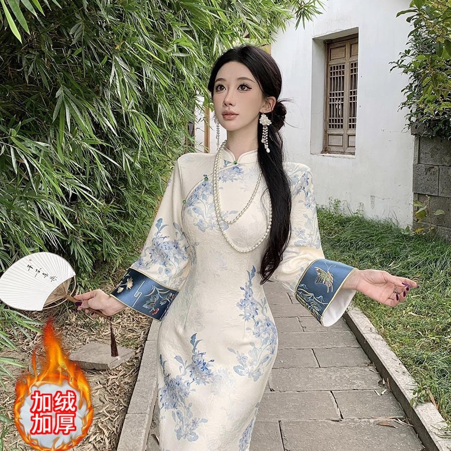 2025 Autumn and Winter New High-End New Chinese Style Super Fairy Gentle Cheongsam Dress Blue Flower Porcelain Elegant Literary Style Dress
