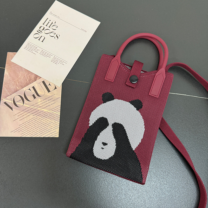 눈을 가리고 있는 진한 빨간색 팬더