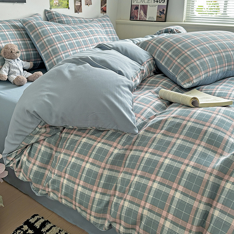 Juego de cuatro piezas de algodón lavado de alta calidad, funda nórdica con estampado a cuadros simple, juego de tres piezas estilo sábana para dormitorio individual de estudiantes, venta al por mayor